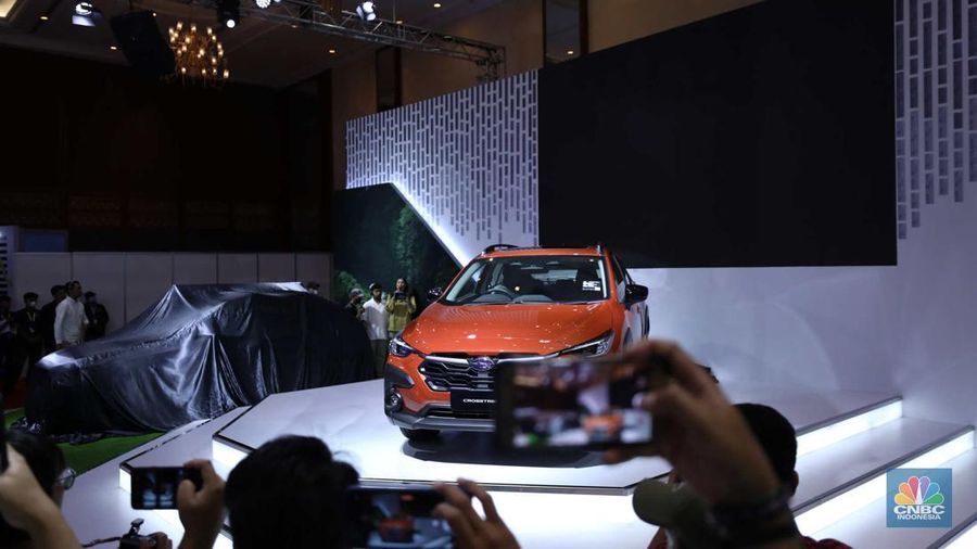 Paula Dewiyanti President Director Subaru Indonesia (kanan) dan Arie Christopher, Chief Operating Officer Subaru Indonesia (kiri) memperkenalkan the all-new Subaru Crosstrek pada hari pembukaan GAIKINDO Jakarta Auto Week (GJAW) 2023 di Jakarta Convention Center (JCC), Jumat (10/3/2023). (CNBC Indonesia/Tri Susilo)