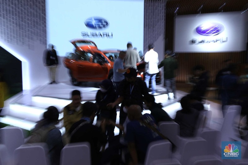 Paula Dewiyanti President Director Subaru Indonesia (kanan) dan Arie Christopher, Chief Operating Officer Subaru Indonesia (kiri) memperkenalkan the all-new Subaru Crosstrek pada hari pembukaan GAIKINDO Jakarta Auto Week (GJAW) 2023 di Jakarta Convention Center (JCC), Jumat (10/3/2023). (CNBC Indonesia/Tri Susilo)
