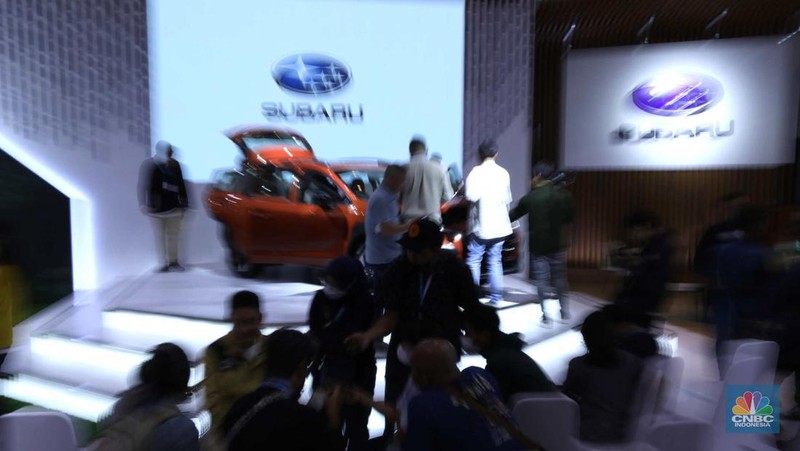 Paula Dewiyanti President Director Subaru Indonesia (kanan) dan Arie Christopher, Chief Operating Officer Subaru Indonesia (kiri) memperkenalkan the all-new Subaru Crosstrek pada hari pembukaan GAIKINDO Jakarta Auto Week (GJAW) 2023 di Jakarta Convention Center (JCC), Jumat (10/3/2023). (CNBC Indonesia/Tri Susilo)