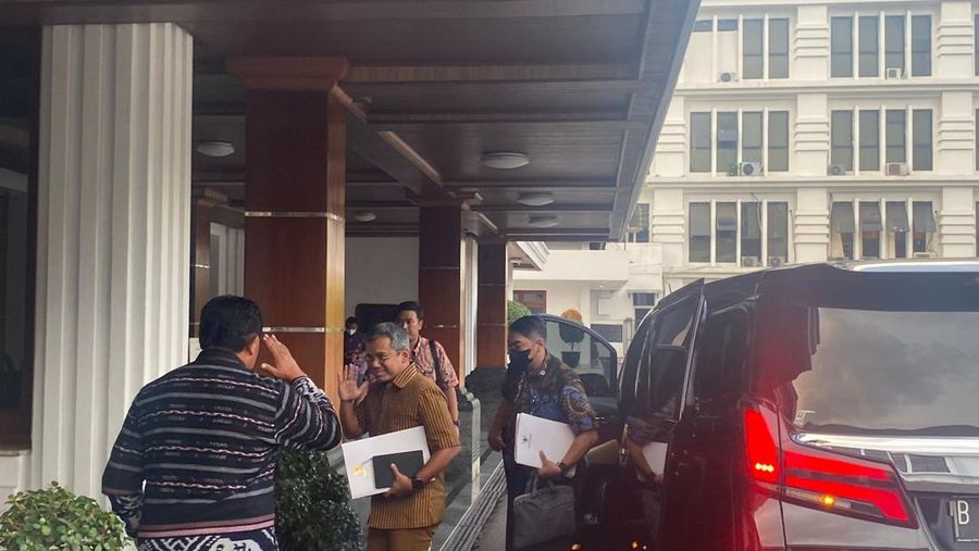 Wakil Menteri Keuangan Suahazil Nazara, Sekretaris Jenderal Heru Pambudi, Inspektur Awan Nurmawan, dan Staf Khusus Menteri Keuangan Yustinus Prastowo, mendatangani Kantor Menteri Koordinator Bidang Politik, Hukum dan Keamanan Mahfud MD, Jumat (10/3/2023).