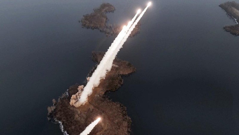 Pemerintah Korea Utara menunjukkan apa yang dikatakannya sebagai latihan artileri di lokasi yang dirahasiakan di Korea Utara, Kamis, 9 Maret 2023. (Korean Central News Agency/Korea News Service via AP)