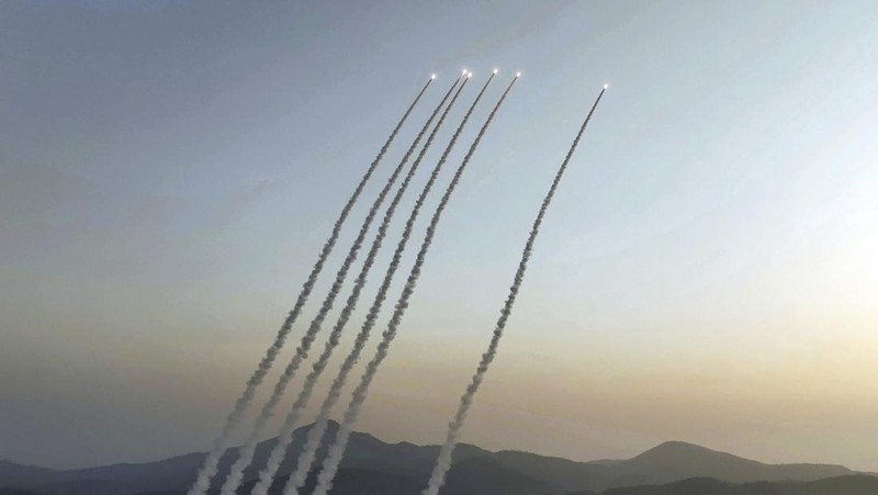 Pemerintah Korea Utara menunjukkan apa yang dikatakannya sebagai latihan artileri di lokasi yang dirahasiakan di Korea Utara, Kamis, 9 Maret 2023. (Korean Central News Agency/Korea News Service via AP)