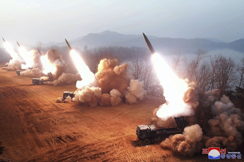 Pemerintah Korea Utara menunjukkan apa yang dikatakannya sebagai latihan artileri di lokasi yang dirahasiakan di Korea Utara, Kamis, 9 Maret 2023. Pemerintah Korea Utara menunjukkan apa yang dikatakannya sebagai latihan artileri di lokasi yang dirahasiakan di Korea Utara, Kamis, 9 Maret 2023. (Korean Central News Agency/Korea News Service via AP)
