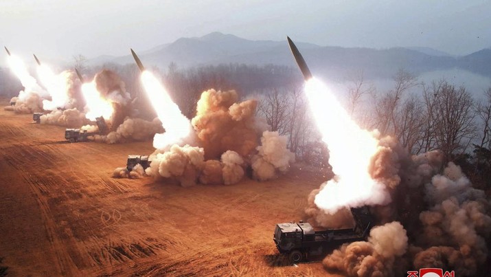 Pemerintah Korea Utara menunjukkan apa yang dikatakannya sebagai latihan artileri di lokasi yang dirahasiakan di Korea Utara, Kamis, 9 Maret 2023. (Korean Central News Agency/Korea News Service via AP)