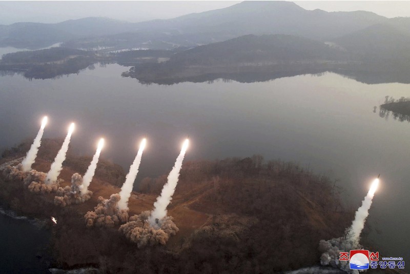 Pemerintah Korea Utara menunjukkan apa yang dikatakannya sebagai latihan artileri di lokasi yang dirahasiakan di Korea Utara, Kamis, 9 Maret 2023. Pemerintah Korea Utara menunjukkan apa yang dikatakannya sebagai latihan artileri di lokasi yang dirahasiakan di Korea Utara, Kamis, 9 Maret 2023. (Korean Central News Agency/Korea News Service via AP)