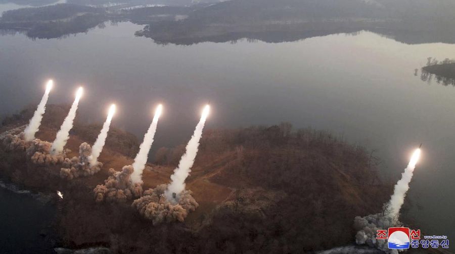 Pemerintah Korea Utara menunjukkan apa yang dikatakannya sebagai latihan artileri di lokasi yang dirahasiakan di Korea Utara, Kamis, 9 Maret 2023. (Korean Central News Agency/Korea News Service via AP)