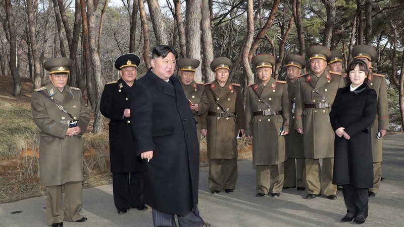 Pemerintah Korea Utara menunjukkan apa yang dikatakannya sebagai latihan artileri di lokasi yang dirahasiakan di Korea Utara, Kamis, 9 Maret 2023. (Korean Central News Agency/Korea News Service via AP)