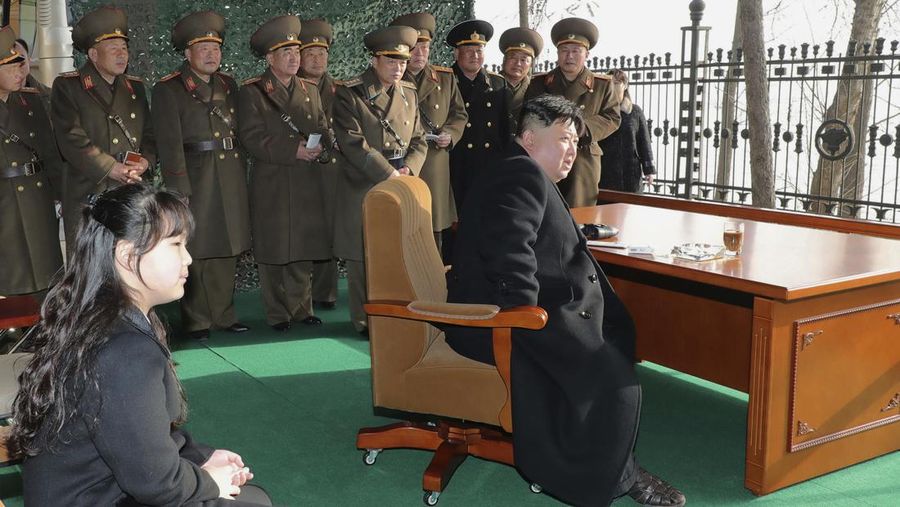 Pemerintah Korea Utara menunjukkan apa yang dikatakannya sebagai latihan artileri di lokasi yang dirahasiakan di Korea Utara, Kamis, 9 Maret 2023. (Korean Central News Agency/Korea News Service via AP)