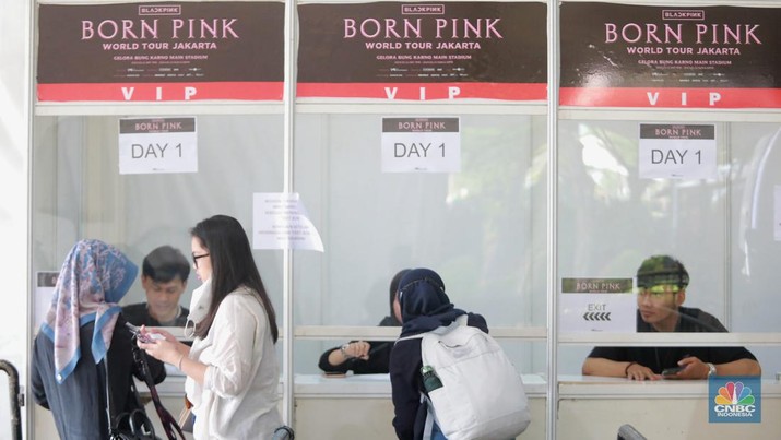 Pengunjung berfoto di depan banner penukaran tiket Blackpink, di Senayan, Jakarta, Jumat, 10/3. Seperti diketahui konser BLACKPINK akan digelar besok selama dua hari di Stadion Utama Gelora Bung Karno, yakni pada 11 dan 12 Maret 2023 mendatang. Pengunjung berfoto di depan banner penukaran tiket Blackpink, di Senayan, Jakarta, Jumat, 10/3. Seperti diketahui konser BLACKPINK akan digelar besok selama dua hari di Stadion Utama Gelora Bung Karno, yakni pada 11 dan 12 Maret 2023 mendatang. (CNBC Indonesia/ Muhammad Sabki)