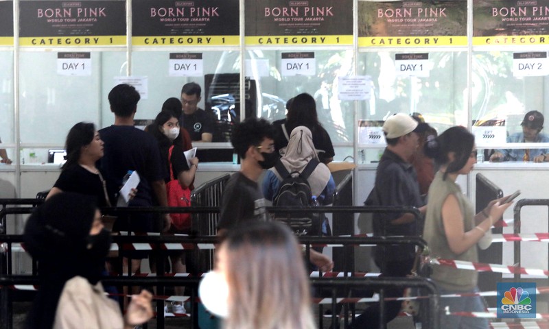 Pengunjung berfoto di depan banner penukaran tiket Blackpink, di Senayan, Jakarta, Jumat, 10/3. Seperti diketahui konser BLACKPINK akan digelar besok selama dua hari di Stadion Utama Gelora Bung Karno, yakni pada 11 dan 12 Maret 2023 mendatang. Pengunjung berfoto di depan banner penukaran tiket Blackpink, di Senayan, Jakarta, Jumat, 10/3. Seperti diketahui konser BLACKPINK akan digelar besok selama dua hari di Stadion Utama Gelora Bung Karno, yakni pada 11 dan 12 Maret 2023 mendatang. (CNBC Indonesia/ Muhammad Sabki)