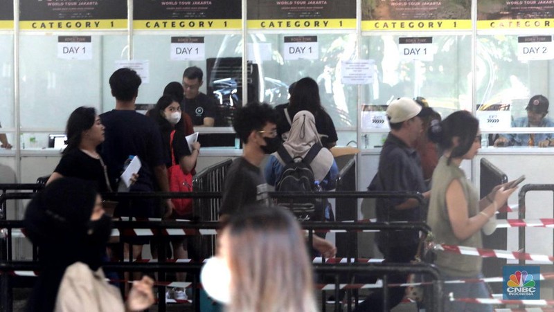 Pengunjung berfoto di depan banner penukaran tiket Blackpink, di Senayan, Jakarta, Jumat, 10/3. Seperti diketahui konser BLACKPINK akan digelar besok selama dua hari di Stadion Utama Gelora Bung Karno, yakni pada 11 dan 12 Maret 2023 mendatang. (CNBC Indonesia/ Muhammad Sabki)