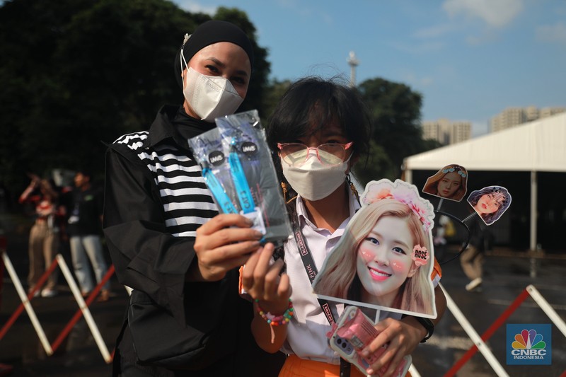 Pengunjung berfoto di depan banner penukaran tiket Blackpink, di Senayan, Jakarta, Jumat, 10/3. Seperti diketahui konser BLACKPINK akan digelar besok selama dua hari di Stadion Utama Gelora Bung Karno, yakni pada 11 dan 12 Maret 2023 mendatang. Pengunjung berfoto di depan banner penukaran tiket Blackpink, di Senayan, Jakarta, Jumat, 10/3. Seperti diketahui konser BLACKPINK akan digelar besok selama dua hari di Stadion Utama Gelora Bung Karno, yakni pada 11 dan 12 Maret 2023 mendatang. (CNBC Indonesia/ Muhammad Sabki)