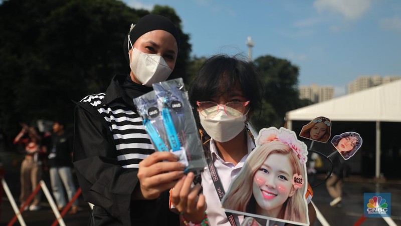 Pengunjung berfoto di depan banner penukaran tiket Blackpink, di Senayan, Jakarta, Jumat, 10/3. Seperti diketahui konser BLACKPINK akan digelar besok selama dua hari di Stadion Utama Gelora Bung Karno, yakni pada 11 dan 12 Maret 2023 mendatang. (CNBC Indonesia/ Muhammad Sabki)
