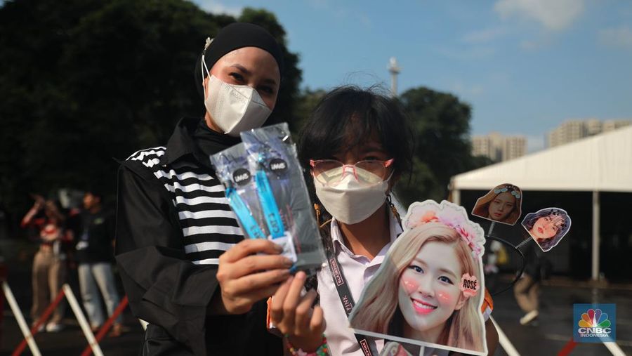 Pengunjung berfoto di depan banner penukaran tiket Blackpink, di Senayan, Jakarta, Jumat, 10/3. Seperti diketahui konser BLACKPINK akan digelar besok selama dua hari di Stadion Utama Gelora Bung Karno, yakni pada 11 dan 12 Maret 2023 mendatang. (CNBC Indonesia/ Muhammad Sabki)
