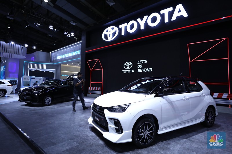 Pengunjung melihat All New Agya dan Agya GR Sport di ajang Gaikindo Jakarta Auto Show (JAW), Jumat (10/3/2023). (CNBC Indonesia/Tri Susilo)