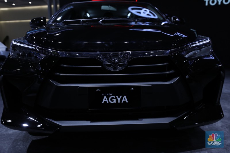 Pengunjung melihat All New Agya dan Agya GR Sport di ajang Gaikindo Jakarta Auto Show (JAW), Jumat (10/3/2023). (CNBC Indonesia/Tri Susilo)
