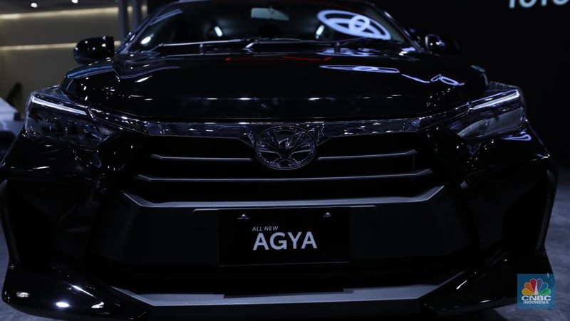 Pengunjung melihat All New Agya dan Agya GR Sport di ajang Gaikindo Jakarta Auto Show (JAW), Jumat (10/3/2023). (CNBC Indonesia/Tri Susilo)