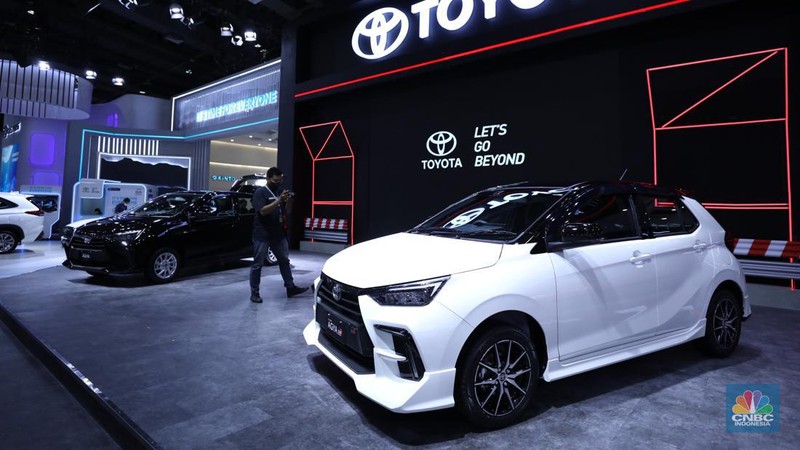 Pengunjung melihat All New Agya dan Agya GR Sport di ajang Gaikindo Jakarta Auto Show (JAW), Jumat (10/3/2023). (CNBC Indonesia/Tri Susilo)