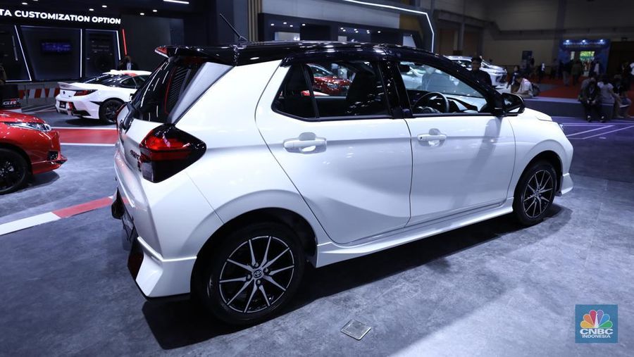 Pengunjung melihat All New Agya dan Agya GR Sport di ajang Gaikindo Jakarta Auto Show (JAW), Jumat (10/3/2023). (CNBC Indonesia/Tri Susilo)