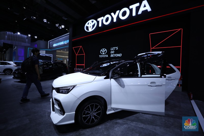 Pengunjung melihat All New Agya dan Agya GR Sport di ajang Gaikindo Jakarta Auto Show (JAW), Jumat (10/3/2023). (CNBC Indonesia/Tri Susilo)