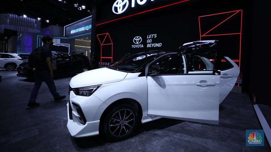 Pengunjung melihat All New Agya dan Agya GR Sport di ajang Gaikindo Jakarta Auto Show (JAW), Jumat (10/3/2023). (CNBC Indonesia/Tri Susilo)