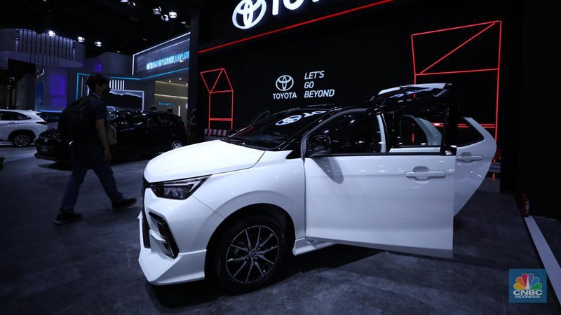 Pengunjung melihat All New Agya dan Agya GR Sport di ajang Gaikindo Jakarta Auto Show (JAW), Jumat (10/3/2023). (CNBC Indonesia/Tri Susilo)