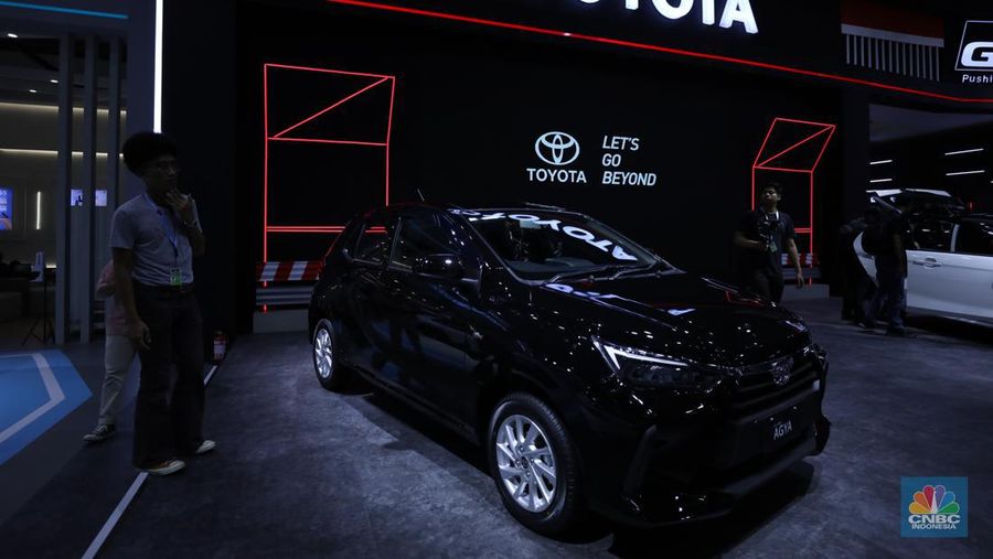 Pengunjung melihat All New Agya dan Agya GR Sport di ajang Gaikindo Jakarta Auto Show (JAW), Jumat (10/3/2023). (CNBC Indonesia/Tri Susilo)