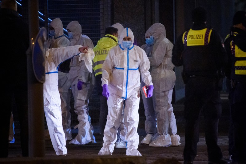 Pasukan khusus memeriksa lokasi kejadian penembakan massal di Jerman. (AP/Jonas Walzberg)