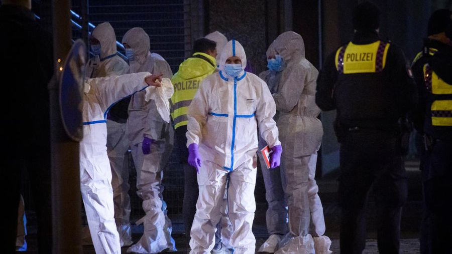Pasukan khusus memeriksa lokasi kejadian penembakan massal di Jerman. (AP/Jonas Walzberg)