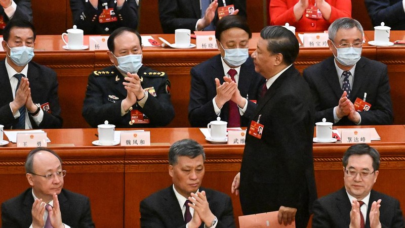 Presiden China Xi Jinping mengambil sumpah setelah terpilih kembali sebagai presiden untuk masa jabatan ketiga selama sesi pleno ketiga Kongres Rakyat Nasional (NPC) di Balai Besar Rakyat di Beijing pada 10 Maret 2023. (AFP via Getty Images/NOEL CELIS)