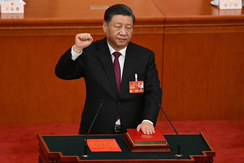Presiden China Xi Jinping mengambil sumpah setelah terpilih kembali sebagai presiden untuk masa jabatan ketiga selama sesi pleno ketiga Kongres Rakyat Nasional (NPC) di Balai Besar Rakyat di Beijing pada 10 Maret 2023. (AFP via Getty Images/NOEL CELIS) Presiden China Xi Jinping mengambil sumpah setelah terpilih kembali sebagai presiden untuk masa jabatan ketiga selama sesi pleno ketiga Kongres Rakyat Nasional (NPC) di Balai Besar Rakyat di Beijing pada 10 Maret 2023. (AFP via Getty Images/NOEL CELIS)