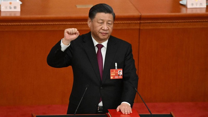 Presiden China Xi Jinping mengambil sumpah setelah terpilih kembali sebagai presiden untuk masa jabatan ketiga selama sesi pleno ketiga Kongres Rakyat Nasional (NPC) di Balai Besar Rakyat di Beijing pada 10 Maret 2023. (AFP via Getty Images/NOEL CELIS)