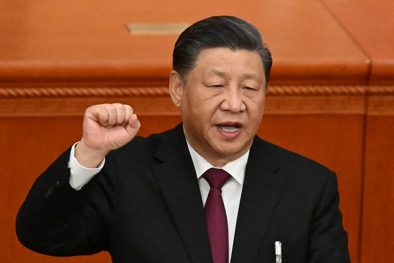 Presiden China Xi Jinping mengambil sumpah setelah terpilih kembali sebagai presiden untuk masa jabatan ketiga selama sesi pleno ketiga Kongres Rakyat Nasional (NPC) di Balai Besar Rakyat di Beijing pada 10 Maret 2023. (AFP via Getty Images/NOEL CELIS)