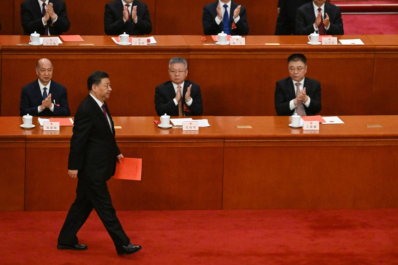 Presiden China Xi Jinping mengambil sumpah setelah terpilih kembali sebagai presiden untuk masa jabatan ketiga selama sesi pleno ketiga Kongres Rakyat Nasional (NPC) di Balai Besar Rakyat di Beijing pada 10 Maret 2023. (AFP via Getty Images/NOEL CELIS)