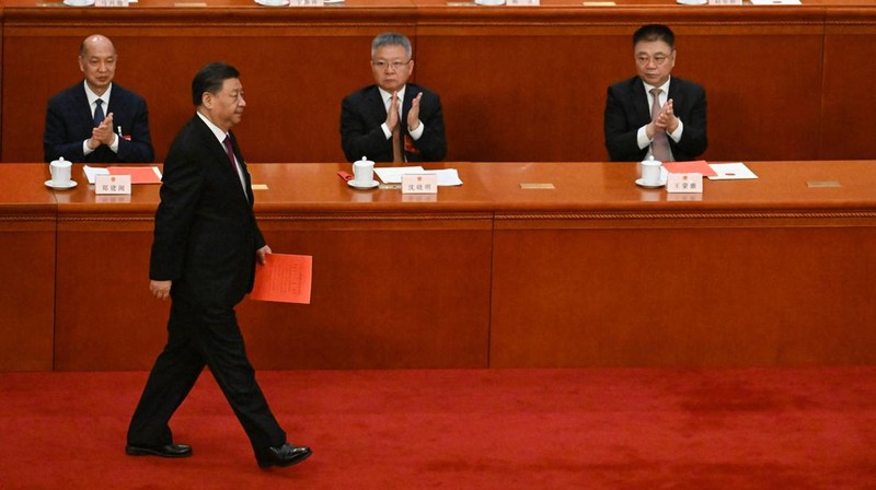 Presiden China Xi Jinping mengambil sumpah setelah terpilih kembali sebagai presiden untuk masa jabatan ketiga selama sesi pleno ketiga Kongres Rakyat Nasional (NPC) di Balai Besar Rakyat di Beijing pada 10 Maret 2023. (AFP via Getty Images/NOEL CELIS)