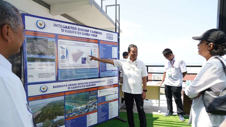 Presiden Joko Widodo meresmikan Tambak Budidaya Udang Berbasis Kawasan di Kabupaten Kebumen, Jawa Tengah. Ini adalah tambak udang modern pertama sekaligus terbesar di Indonesia. (Dok: KKP)