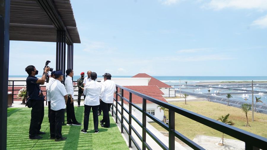 Presiden Joko Widodo meresmikan Tambak Budidaya Udang Berbasis Kawasan di Kabupaten Kebumen, Jawa Tengah. Ini adalah tambak udang modern pertama sekaligus terbesar di Indonesia. (Dok: KKP)
