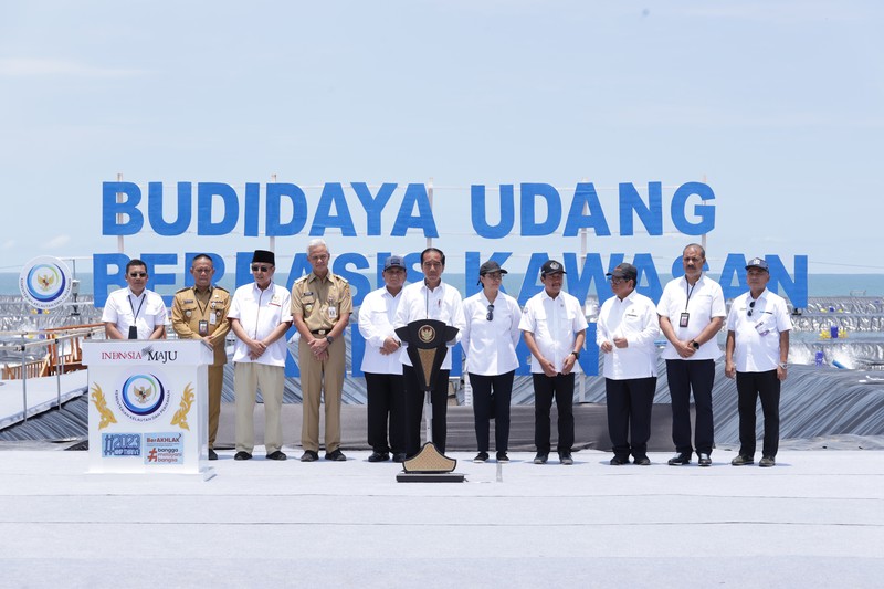 Presiden Joko Widodo meresmikan Tambak Budidaya Udang Berbasis Kawasan di Kabupaten Kebumen, Jawa Tengah. Ini adalah tambak udang modern pertama sekaligus terbesar di Indonesia. (Dok: KKP) Presiden Joko Widodo meresmikan Tambak Budidaya Udang Berbasis Kawasan di Kabupaten Kebumen, Jawa Tengah. Ini adalah tambak udang modern pertama sekaligus terbesar di Indonesia. (Dok: KKP)