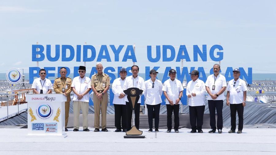 Presiden Joko Widodo meresmikan Tambak Budidaya Udang Berbasis Kawasan di Kabupaten Kebumen, Jawa Tengah. Ini adalah tambak udang modern pertama sekaligus terbesar di Indonesia. (Dok: KKP)
