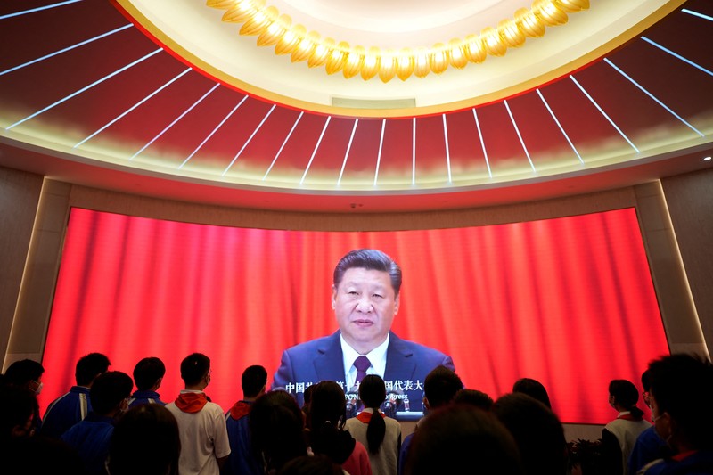 Presiden China Xi Jinping mengambil sumpah setelah terpilih kembali sebagai presiden untuk masa jabatan ketiga selama sesi pleno ketiga Kongres Rakyat Nasional (NPC) di Balai Besar Rakyat di Beijing pada 10 Maret 2023. (AFP via Getty Images/NOEL CELIS)