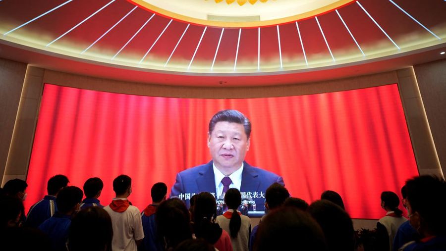 Siswa sekolah menengah berkumpul di depan layar yang menampilkan gambar Presiden Tiongkok Xi Jinping, pada Peringatan Kongres Nasional Pertama Partai Komunis Tiongkok di Shanghai, Tiongkok 10 Maret 2023. (REUTERS/ALY SONG)