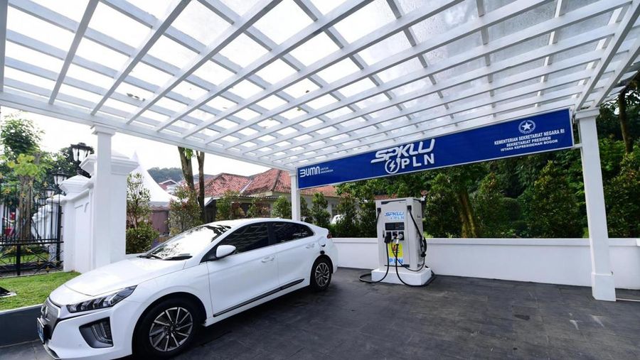 Stasiun Pengisian Kendaraan Listrik Umum (SPKLU) pertama di Istana Kepresidenan Bogor diresmikan, Jumat (10/3/2023).