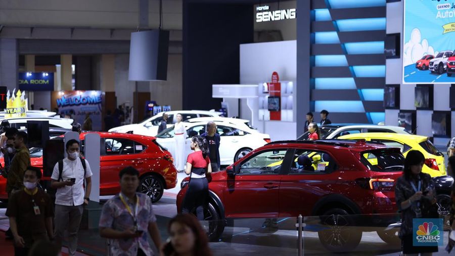 Suasana pembukaan hari pertama GAIKINDO Jakarta Auto Week (GJAW) 2023 di Jakarta Convention Center (JCC), Jumat (10/3/2023). (CNBC Indonesia/Tri Susilo)