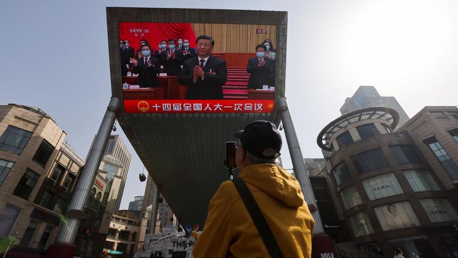Tampilan layar menampilkan siaran langsung Presiden China Xi Jinping menghadiri sesi pleno ketiga Kongres Rakyat Nasional (NPC), di Beijing, China 10 Maret 2023. (REUTERS/TINGSHU WANG)
