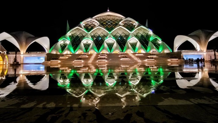 1245868981 BANDUNG, INDONESIA - 2022/12/28: View of Al Jabbar Mosque at night in Bandung. Masjid Raya Al-Jabbar can accommodate 50,000 worshippers and will be inaugurated by West Java Governor Ridwan Kamil on Friday, December 30, 2022. (Photo by Algi Febri Sugita/SOPA Images/LightRocket via Getty Images)