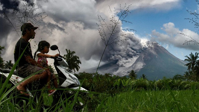 TOPSHOT - Thick smoke rises during an eruption from Mount Merapi, Indonesias most active volcano, as seen from Tunggularum village in Sleman on March 11, 2023. (Photo by DEVI RAHMAN / AFP) (Photo by DEVI RAHMAN/AFP via Getty Images)