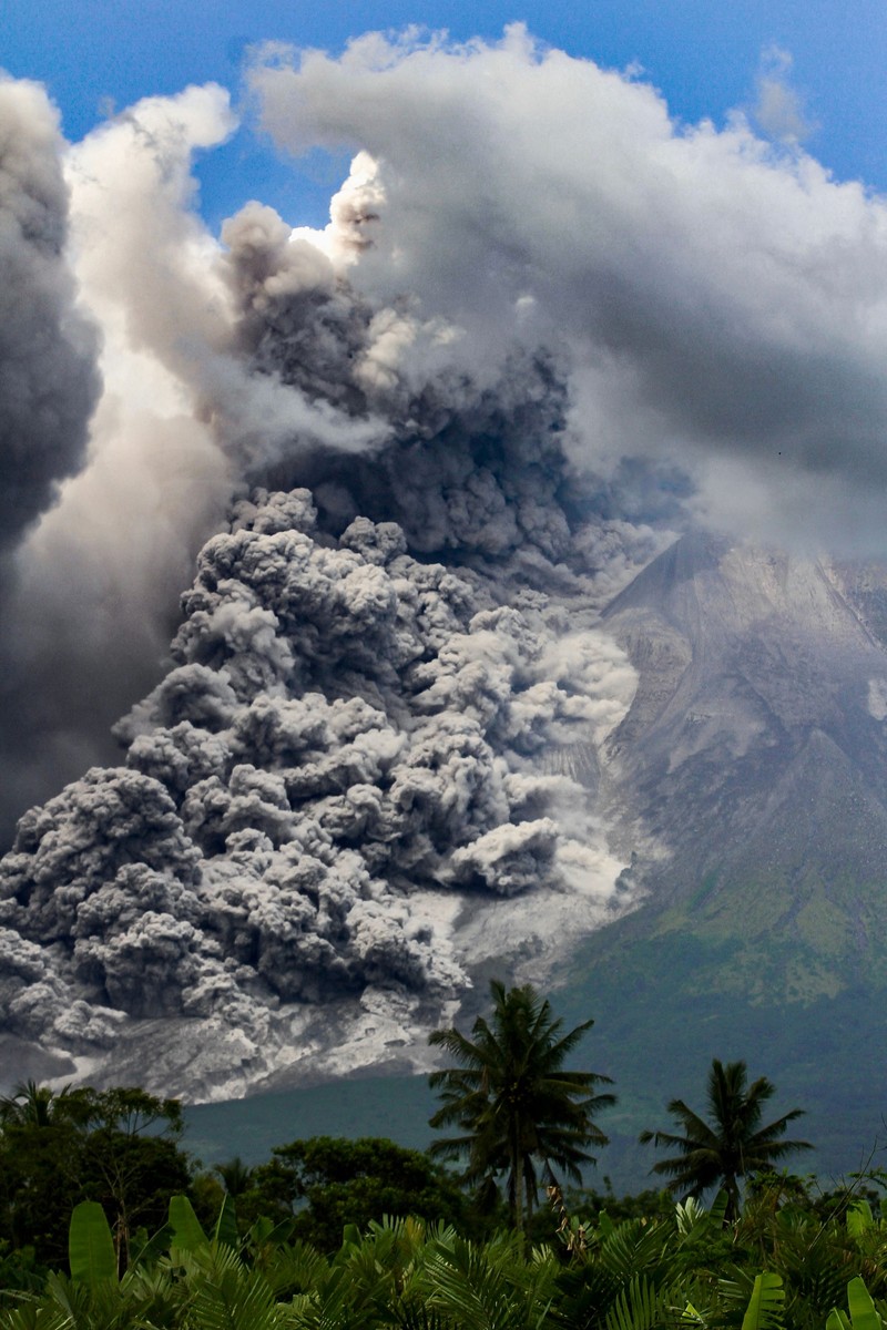 1248014746 TOPSHOT - Thick smoke rises during an eruption from Mount Merapi, Indonesias most active volcano, as seen from Tunggularum village in Sleman on March 11, 2023. (Photo by DEVI RAHMAN / AFP) (Photo by DEVI RAHMAN/AFP via Getty Images)