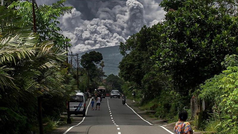 TOPSHOT - Thick smoke rises during an eruption from Mount Merapi, Indonesias most active volcano, as seen from Tunggularum village in Sleman on March 11, 2023. (Photo by DEVI RAHMAN / AFP) (Photo by DEVI RAHMAN/AFP via Getty Images)
