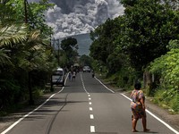 Merapi Ngamuk, Semburan Awan Panas Terus Berguguran