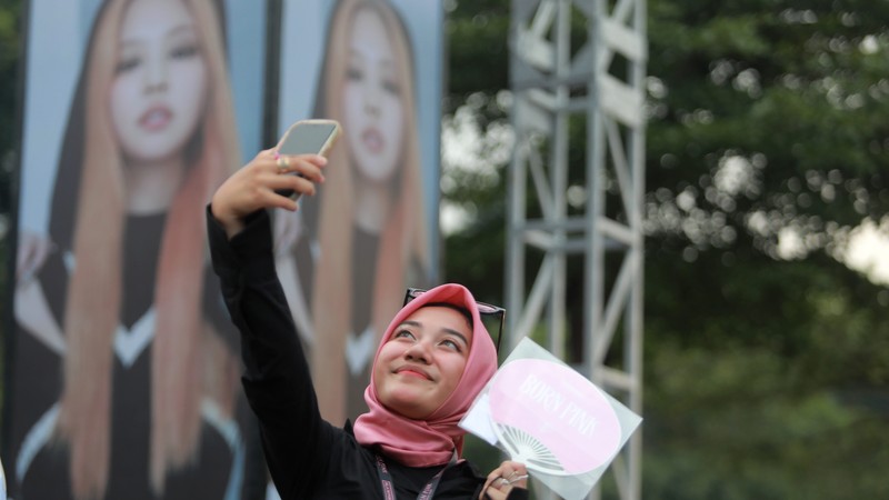 Gaya Nyentrik Blink nonton konser Blackpink di Senayan. (CNBC Indonesia/Muhammad Sabki) Gaya Nyentrik Blink nonton konser Blackpink di Senayan. (CNBC Indonesia/Muhammad Sabki)